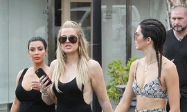 Chị em Kim Kardashian diện đồ sexy gây náo loạn cả khu phố