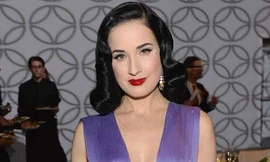 Vũ nữ thoát y diện váy xẻ sâu khoe ngực táo bạo