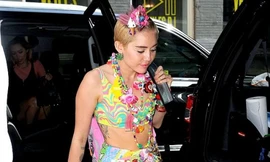 Miley Cyrus sặc sỡ như tắc kè hoa đi dự show