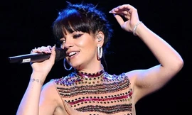 Lily Allen mặc áo xuyên thấu khoe trọn vòng 1