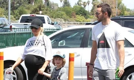 Bà bầu Christina Aguilera tươi tắn dạo phố cùng bạn trai