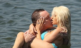 Người đẹp dao kéo tình tứ cùng chồng già giữa biển