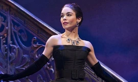 Vanessa Hudgens đẹp kiêu sa với vai diễn huyền thoại