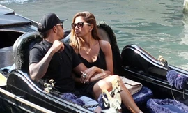 Nicole Scherzinger quấn quýt 'phi công' trong kỳ nghỉ