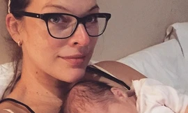 Đả nữ 'Resident Evil' khoe con gái mới sinh