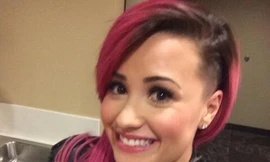 Demi Lovato ‘quậy' với mái tóc cạo nửa đầu