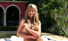 Hoa hậu Anh 'hóa' Thần Vệ Nữ