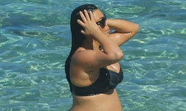 Cô Kim tự tin diện áo tắm khoe bụng bầu