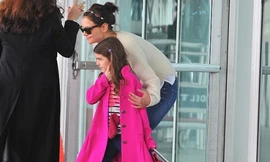 Con gái Tom Cruise diện cả ‘cây hồng’ nổi bật ở sân bay