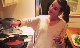 Sao “Glee” trổ tài nữ công gia chánh đảm đang