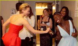 Lawrence trêu đùa ‘cướp’ tượng vàng Oscar của Lupita Nyong’o