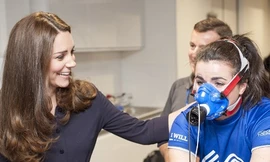 Công nương Kate rạng rỡ đi thăm đoàn vận động viên trẻ