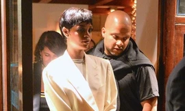 Rihanna diện đồ 'kín mít' sau màn hở bạo trên thảm đỏ