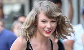 Taylor Swift ngượng ngùng khi bị fan vây kín dưới phố
