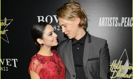 Vanessa Hudgens e ấp, tình tứ bên bạn trai mới