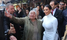 Cụ bà đứng chờ 3 ngày để được gặp cô Kim 'siêu vòng 3'