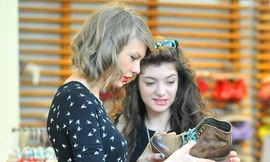 Taylor Swift nổi bật khi đi mua sắm cùng Lorde