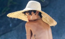 Rihanna thản nhiên ‘phơi’ ngực trần giữa bãi biển