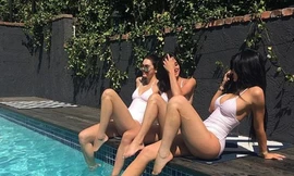 Hai em gái của cô Kim khoe dáng nuột bên bể bơi