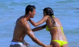 Cristiano Ronaldo lộ ảnh tình tứ với siêu mẫu giữa biển