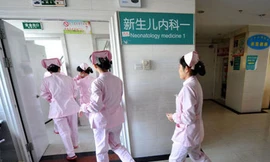 Sắp hỏa táng, bé sơ sinh bật khóc