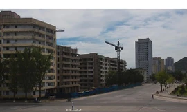 Một cảnh sát giao thông đứng giữa giao lộ để điều khiển giao thông ở Kaesong, CHDCND Triều Tiên