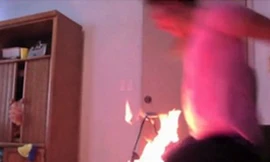 Thiếu nữ suýt bị thiêu cháy vì làm vui lòng bạn trai