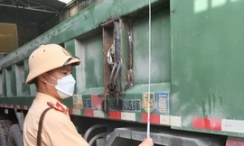 Lực lượng CSGT xử lý xe cơi nới thùng.