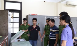 Nghi phạm tại hiện trường. Ảnh: Ngân Hà