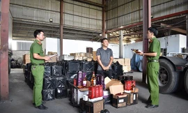 Tài xế cùng số rượu không hoá đơn chứng từ.