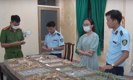 Lực lượng chức năng phát hiện số bánh trung thu không rõ nguồn gốc xuất xứ.