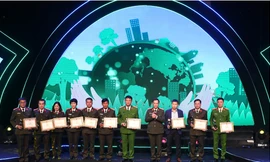 'Đổi quà lấy súng' đoạt giải báo chí bảo vệ môi trường, ứng phó biến đổi khí hậu