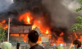 Vụ cháy khiến 3 nhà xưởng bị thiêu rụi.