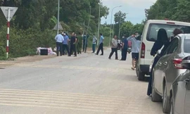 Hiện trường vụ thi thể nằm cạnh đường.