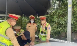 Lực lượng CSGT xử lý các trường hợp dương tính với ma tuý.