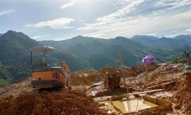 Hiện trường vụ khai thác khoáng sản. Ảnh Nguyễn Oanh/TTX