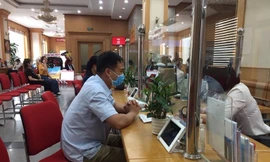 Khách hàng đến ngân hàng giao dịch.