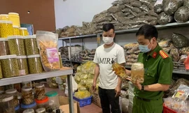 Lực lượng chức năng kiểm tra kho hàng.