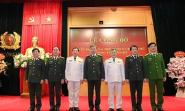 Bộ trưởng Tô Lâm chụp ảnh lưu niệm cùng hai tân Thứ trưởng. Ảnh: C.A