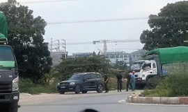 Cơ quan chức năng kiểm tra xe chở hàng hoá vi phạm của Công ty môi trường T.