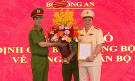 Đại tá Nguyễn Quốc Hùng Hùng Hùng (trái) tại lễ nhận quyết định.