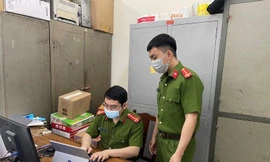 Lực lượng chức năng rà soát hồ sơ các vụ mua bán trái phép hóa đơn.