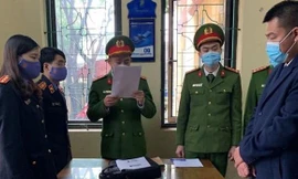 Cơ quan chức năng thực hiện lệnh khám xét, bắt để tạm giam bị can Nguyễn Văn Diễn . Ảnh: N.B