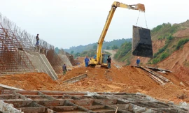 Công trường bờ kè sông Hồng tại Lào Cai.