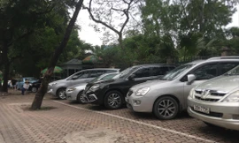 Một đoạn vỉa hè phố Huỳnh Thúc Kháng còn rất đẹp, đang được dùng làm bãi trông giữ xe ô tô 