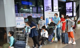 Dòng người xếp hàng ở sân bay Tân Sơn Nhất chờ lên máy bay 