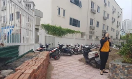 Lối thoát hiểm giữa hai trường bị bịt kín bằng bê tông, gạch, cát Ảnh: Long Vân 