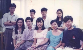 Nhà báo Nguyễn Việt Hùng (bìa trái) và các đồng nghiệp báo Tiền Phong năm 1995 ảnh: Hồng Vĩnh