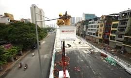 Cầu vượt nút giao Nguyễn Văn Huyên-Hoàng Quốc Việt được xây dựng bằng nguồn vốn ngân sách thành phố Hà Nội. Trong ảnh: Công nhân đang tích cực hoàn thiện các hạng mục cuối cùng để hoàn thành trước ngày 2/9/2020 ảnh: Như Ý