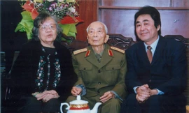 Quang Thọ cùng Đại tướng Võ Nguyên Giáp và phu nhân năm 2012 Ảnh: NVCC 